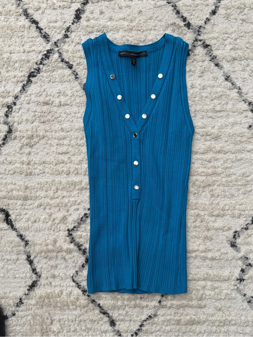 V-neck blue ribbed sweater with snaps